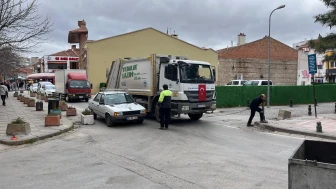 Eskişehir'de dar sokakta bırakılan araç trafiği kilitledi