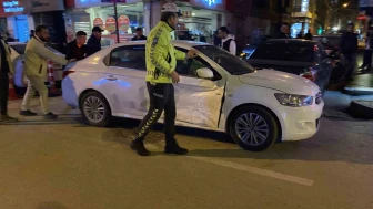 Caddede çarpışan 2 otomobilde maddi hasar oluştu