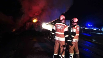 Eskişehir Karayolu'nda Korkutan Yangın: İplik Yüklü Tır Alevlere Teslim Oldu