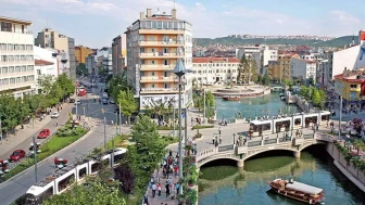Eskişehir’de yeni yasak: Bu bulvarda park etmek artık yasak!