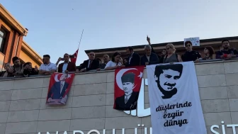 Mahmut Tanal’dan rektörlüğe sert tepki: “Bayrağı ben asarım”