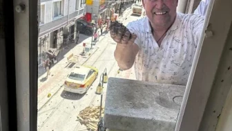 Cumhuriye Mahallesi’nde Balkon ve Pencereleri Arılar Bastı: Müdahale Arıcıdan Geldi