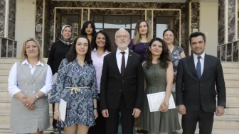 Ebeler, Sağlık Müdürü Doç. Dr. Yaşar Bildirici tarafından belgelerini aldılar