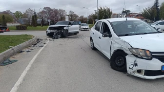 Eskişehir’de Kavşakta Kaza: 3 Kişi Yaralandı