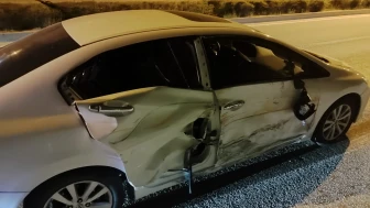 Virajı Alamayan Otomobil Maddi Kazaya Neden Oldu