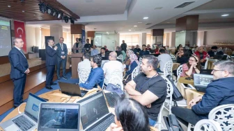 Eskişehir Valisi Hüseyin Aksoy, ’Yapay Zeka Eğitici Eğitimi’ programında öğretmenlerle buluştu
