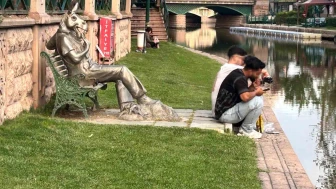 Eskişehir’de trajikomik kare: ’Çekirdek Çitleyen Eşek’in önünde çekirdek çitlediler