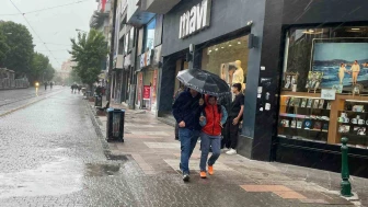 Eskişehir’de yağmur vatandaşlara zor anlar yaşattı