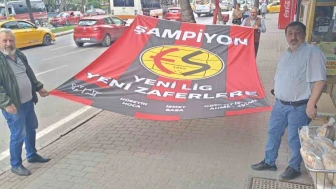 Esnaf kendi imkanlarıyla dev Eskişehirspor bayrağı yaptırdı