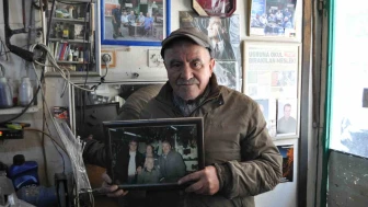 Kanser olan arkadaşının dükkanında bacayı tüttürmeye gayret ediyor
