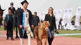 Eskişehir'de kep takan sevimli at, 4 bin 500 öğrenci ile birlikte mezun oldu