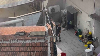 Komşusunun çatısında çıkan yangını evinin terasından film gibi izledi