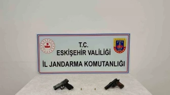 Ruhsatsız tabanca satmaya çalışırken yakalandı