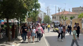 Sıcak havayı fırsat bilen vatandaşlar şehir merkezlerinde yoğunluk oluşturdu