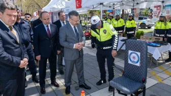 Vali Aksoy, polis ekiplerince kurulan stantları ziyaret etti