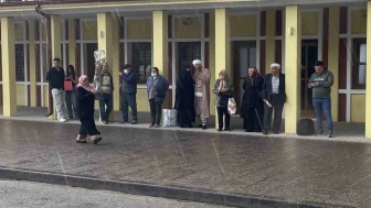 Eskişehir'i sağanak vurdu! Vatandaşlar ıslanmamak için kapalı alanların girişlerine sığındı