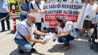 Eskişehir'de sağlık çalışanları maaş kesintilerini protesto etti: Bordroları yaktılar