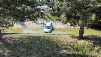 Otomobil sulama kanalına uçtu