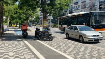 Eskişehir’de bisiklet yoluna motor parkı: Birçok nokta varken o bisiklet yolunun ortasına park etmeyi seçti!