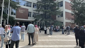 YKS’nin 2. Gününde Öğrenciler Sınav Salonlarına Alındı, Aileler Dışarıda Heyecanla Bekliyor