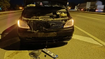 Şerit değiştirmek isteyen otomobil tankere çarptı, lastik karşı şeritte başka araca isabet etti