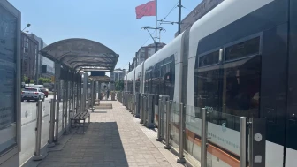 Gökmeydan durağında tehlikeli alışkanlık: Vatandaşlar tehlikeye yürüyor!