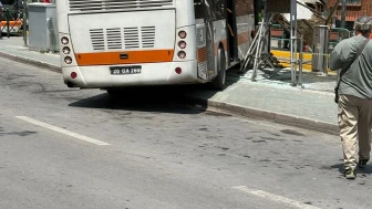 Fenalaşan kadın sürücü durağa daldı