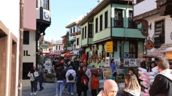 Sıcak Hava Engel Olmadı, Turistler Odunpazarı’na Akın Etti