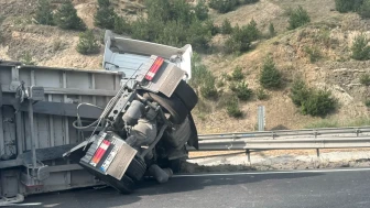 Tırın Kontrolden Çıktığı Kazada Maddi Hasar Meydana Geldi