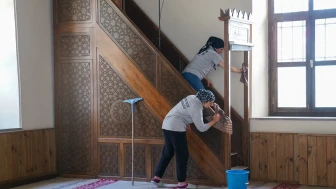 Bayram öncesi camilerde detaylı temizlik seferberliği başladı