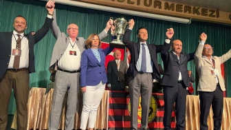 Eskişehirspor Genel Kurulu’nda tarihi an: Siyaset üstü birliktelik kupayla taçlandı