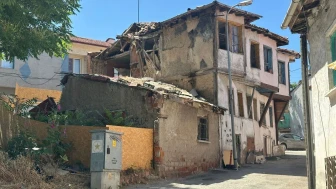 Odunpazarı’nda Metruk Evler Mahalleliyi Canından Bezdiriyor