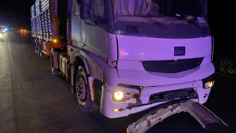 Tır otomobile çarptı: 4 kişi yaralandı