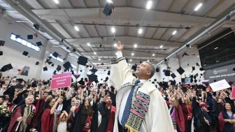 Anadolu Üniversitesi’nde Mezuniyet Coşkusu