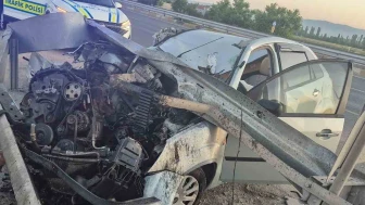Otomobil bariyere çarptı, hurdaya döndü