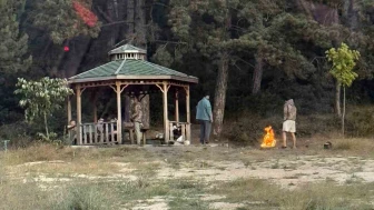 Yangın felaketi daha yeni sönerken Gölpark’ta çam altında ateş yaktılar: ’Pes’ dedirten görüntü
