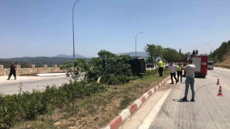 Direksiyon Hakimiyetini Kaybetti, Araç Refüje Uçtu