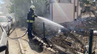Boş Arazide Strafor Tutuştu, Mahalleyi Duman Kapladı