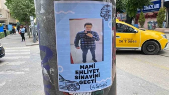 Eskişehir'de elektrik direklerine asılan "Ehliyet sınavını geçti" broşürü ilgi çekti