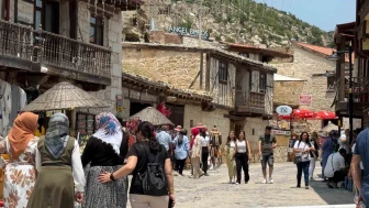 Frig Vadisi bayramda ziyaretçi akınına uğradı, tarihi güzellikler ilgi gördü