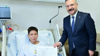 Vali Aksoy, Tedavi Gören Miniklere Karnelerini Hastanede Teslim Etti