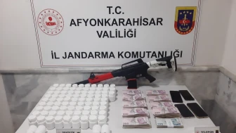 Afyon’da 3 gözaltı: Binlerce hap ve yüklü para yakalandı