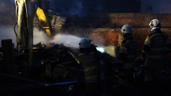KÜTAHYA’DA PALET ATÖLYESİNDE YANGIN: ATÖLYE KULLANILAMAZ HALE GELDİ