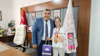 Türkiye Şampiyonu Defne Öykü, İl Milli Eğitim Müdürü’nün konuğu oldu