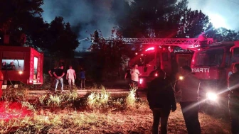 TCDD Deposu Alev Aldı: Ahşap Çatı Yangını Hızlandırdı