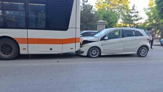 Otomobil Otobüse Çarptı, Küçük Yolcu Yaralandı