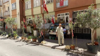 Felçli Eşine Umut, Mahallesine Renk Oldu