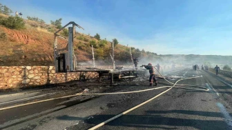 Seyir Halindeki Sunta Yüklü Tır Alev Alev Yandı