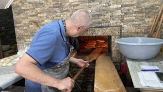 Eskişehir'de yaklaşık 400 derece sıcaklıktaki taş fırın karşısında zorlu mesai