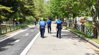 Yerlere sigara izmariti ve çöp atan vatandaşlara para cezası uygulandı